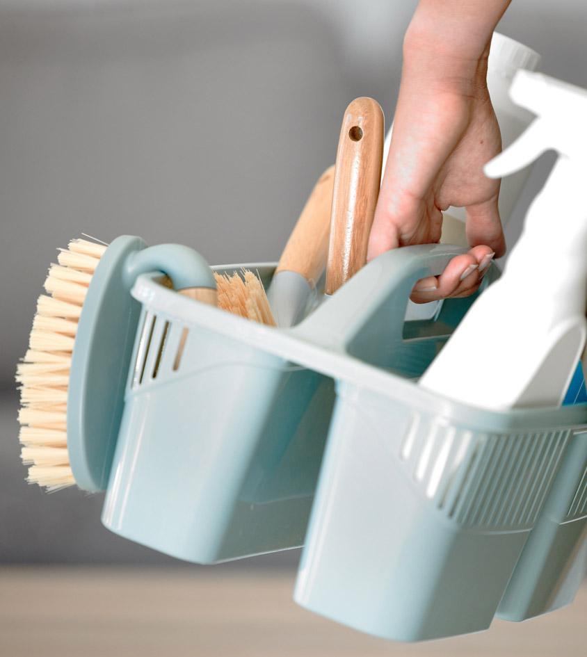 Persona sosteniendo con una mano, elementos de limpieza