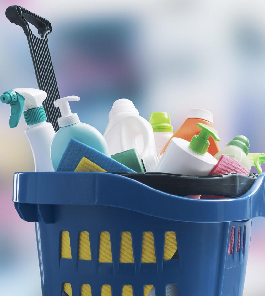 Elementos de limpieza en un canasto