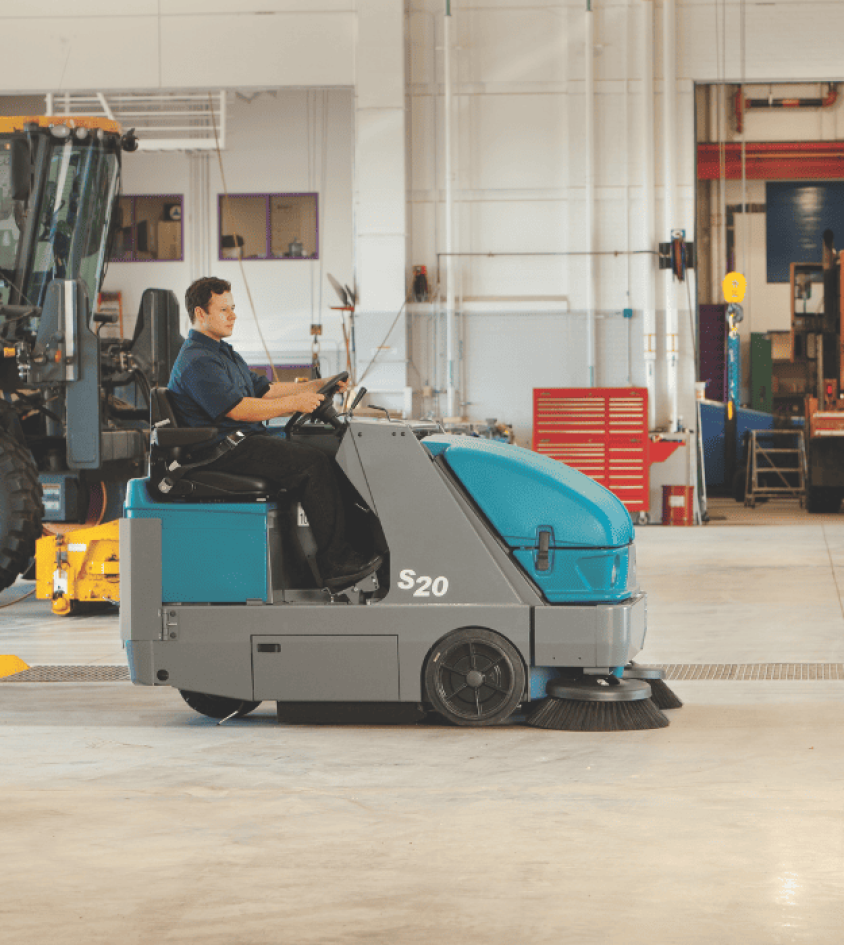 Imagen de una persona usando una lavadora de Tennant