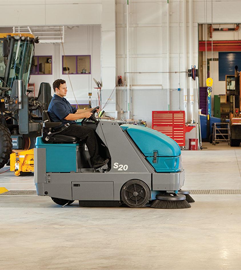 Imagen de una persona usando una lavadora de Tennant