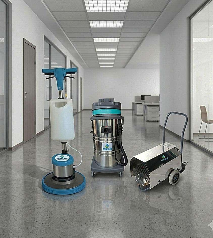 Máquina de limpieza en una oficina
